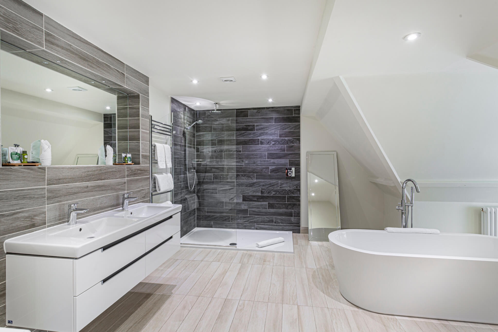 Forest Park Hotel Deluxe Suite Bathroom scaled